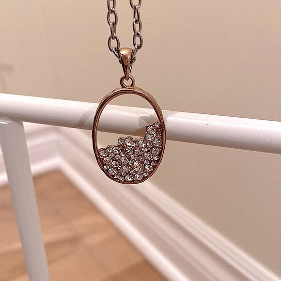 ✅Y2K oval shape plated pendant  necklace w/crystals, Silver plated chain 🩶💎 - Picture 1 of 4